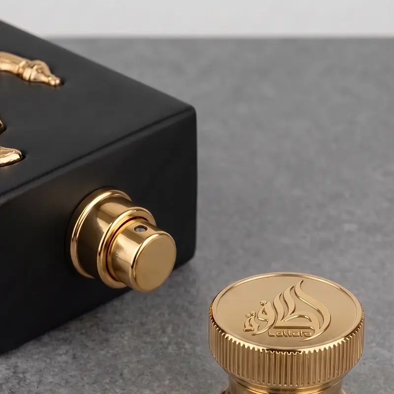 Premium atomizer and metallic cap detail of the Lattafa Ishq Al Shuyukh Gold parfum bottle.