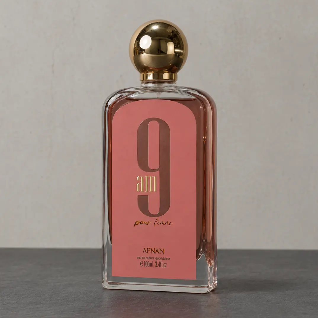 Close perspective on the polished glass craftsmanship and elegant label of the 9 AM flacon.