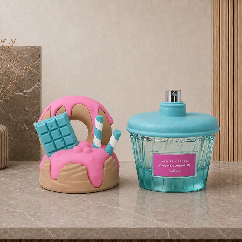 Decorative dessert cap beside the Vanilla Freak bottle with its spray nozzle exposed.